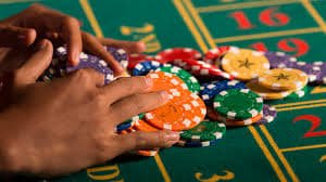 Filipino player accessing newjili Casino live baccarat room on a smartphone